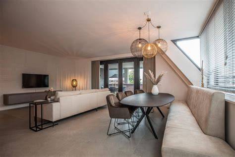 Bedrukte zandkleurige vloer met subtle glans