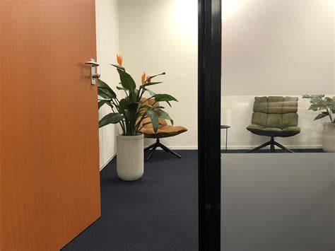 Foto van tapijt met laagpolige structuur in een kantoorruimte