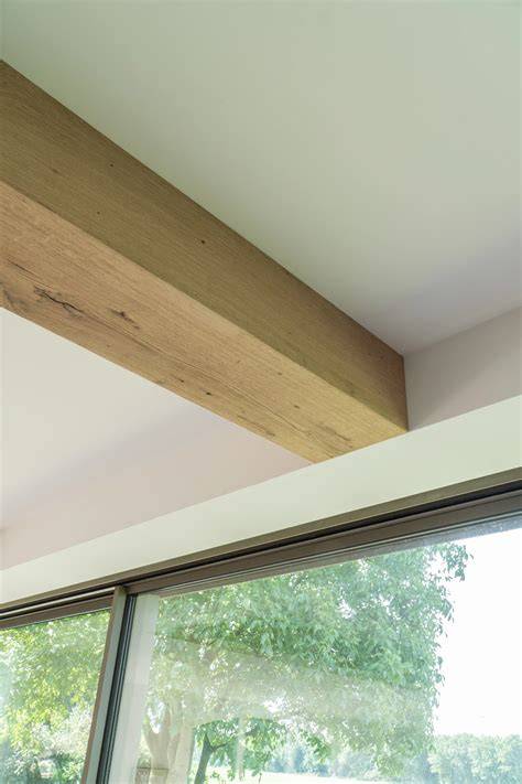 Illustratie van een stalen balk die wordt bekleed met hout en een zwevend plafond