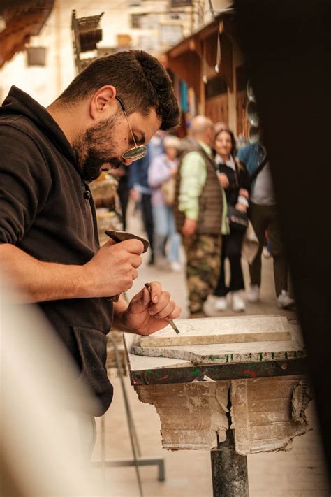 Ambachtslieden aan het werk met marokkaanse koper en textiel