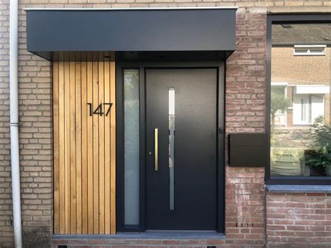 Illustratieve afbeelding van een verticale brievenbus in een voordeur