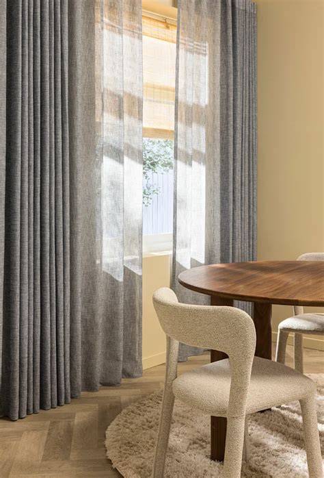 Blauwe gordijnen in Scandinavisch interieur