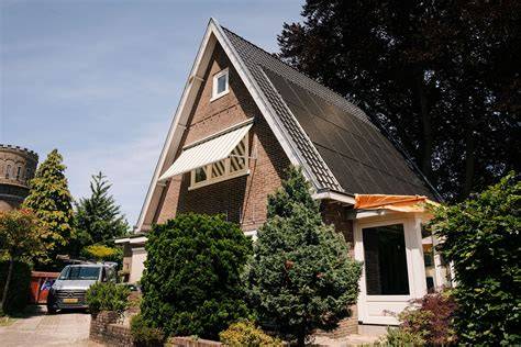 Praktijkvoorbeeld: Dakrenovatie mét zonnepanelen - stappen en tijdlijn