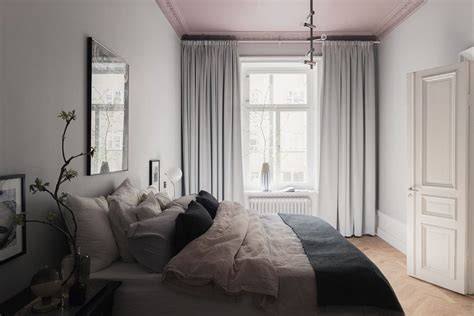 Bild: Voorbeeld van roze en grijs behang in een slaapkamer