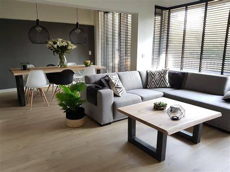 Afbeelding van een woonkamer met grijze vloer, warme taupe muren en houten accenten