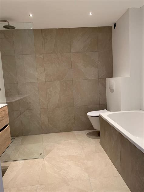 Voorbeeld van een badkamer met Amstel Cemento tegels op de wand