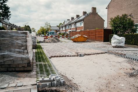 Sinkhole in straatwerk en verzakte bestrating