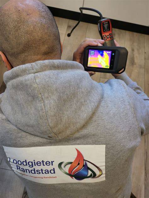 Thermografische infraroodcamera brengt temperatuurverschillen in muren en vloeren zichtbaar.