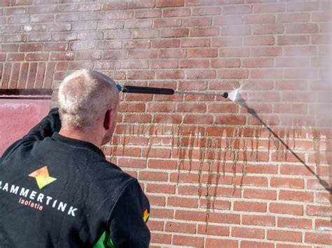 Gevel met gecontroleerde stoomreiniging op proefvlak