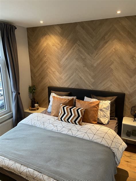 Accentmuur achter het bed met marmer behang