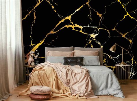 Marmer behang in een slaapkamer met koperkleurige accessoires