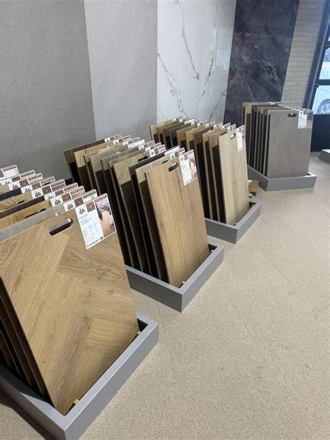 Showroom en voorraadruimte vol vloeren, houten en PVC