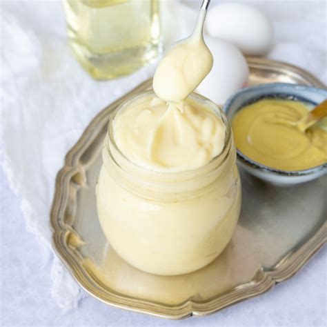 Huismiddeltjes: azijn, olijfolie en mayonaise op kringen