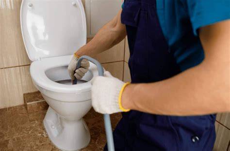 Stappenplan voor het ontstoppen van een wc: voorbereiden, eenvoudige methoden, professionele opties