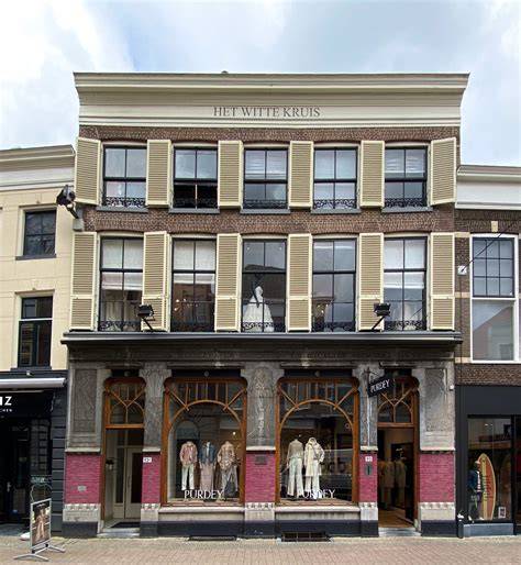 Winkelpui en bedrijfsgevel in stijl