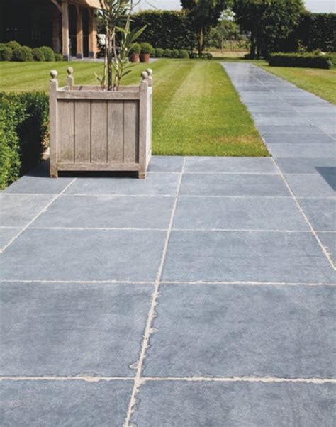 Infographic: soorten tuintegels (beton, keramiek, rubber, hout) en voor- en nadelen