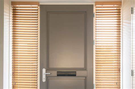 Infographic: Verschillende type raamdecoratie voor voordeuren (jaloezieën, shutters, plisségordijnen)