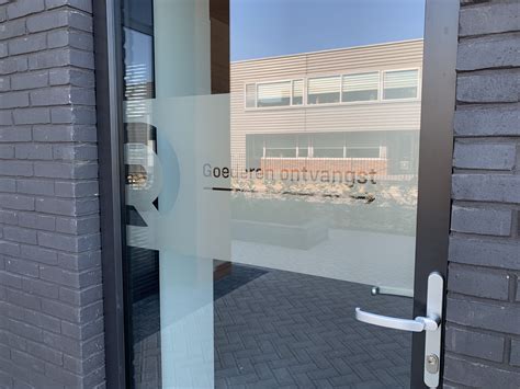 Voorbeeld van melkglasfolie toegepast op deurraam
