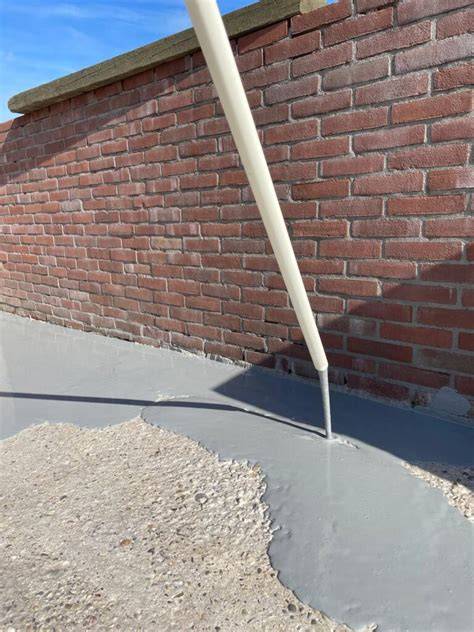 Voorbeeld van een geïsoleerde betonvloer met PIR-schuimplaten en keramische afwerking