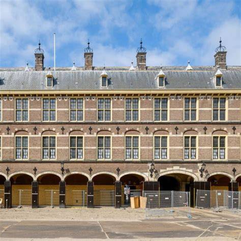 Infographic: Tijdlijn van renovaties Binnenhof en verhuislocaties Eerste en Tweede Kamer