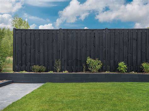 voorbeeld van zwarte schutting met groen planten