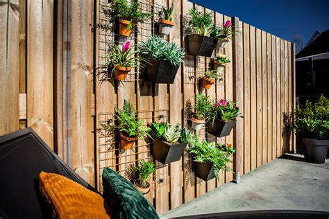 voorbeeld van verticale tuin aan schutting