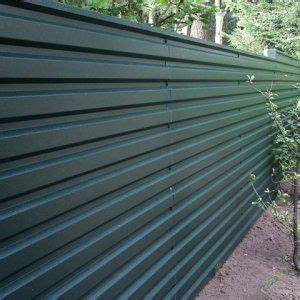 garage-achtige schutting met golfplaten