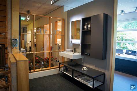 Showroom met eigentijdse badkameropstellingen en tegelcombinaties