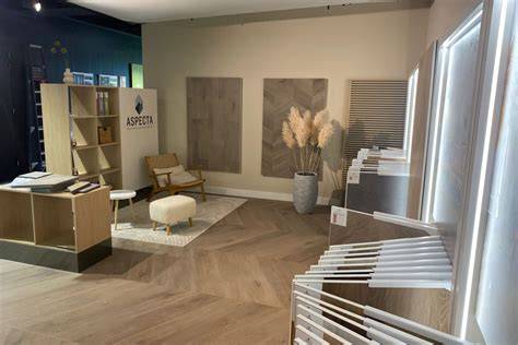 Voorbeeld van showroomindeling met plinten en profielen