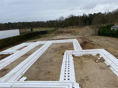 Afbeelding van kant-en-klare bekisting naast een zelfgebouwde bekisting