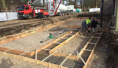 Voorbeeld van houten bekisting met waterpas