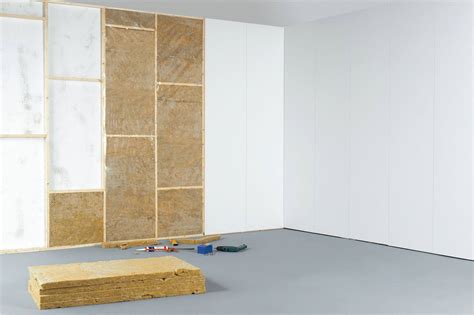 Voorbeeld van een afgewerkte vliering met OSB vloer en akoestische wandpanelen.