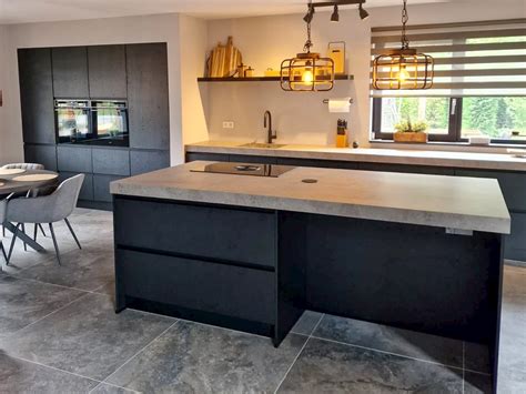 Foto: Moderne keuken met zwart composiet blad
