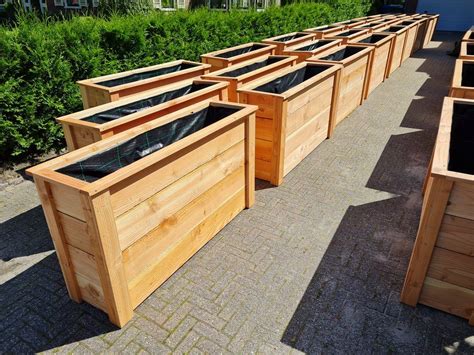 Afbeelding: Voorbeelden van stenen en houten plantenbakken in verschillende stijlen