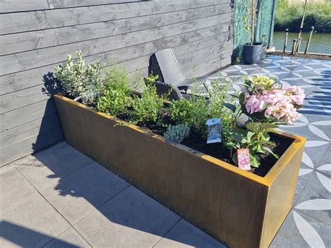 Natuursteen plantenbak als blikvanger in een tuin