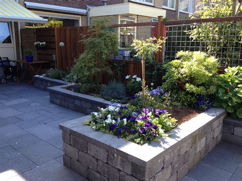 Projectvoorbeeld: tuin met natuursteen plantenbak en borders