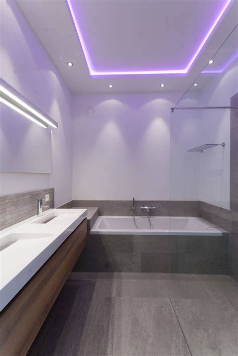 Voorbeeld: infraroodpaneel met LED-verlichting in een moderne badkamer