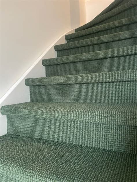 Overzicht van kurkonderlaag in trapbekleding en vloerbekleding met hetzelfde dessin