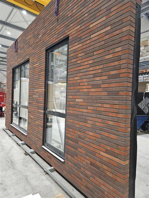 Bild: Voorbeeld van prefab gevelsystemen met steenstrips