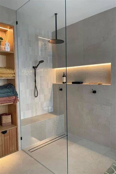 Afbeelding: Een moderne inloopdouche met glazen wand, ingebouwde nis en led-verlichting