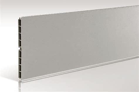 Detailfoto van een RVS keukenplint met schuin afgewerkte hoek.