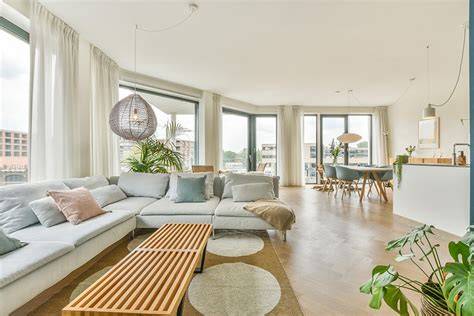 Foto van strak gestucte muren in een moderne woonkamer