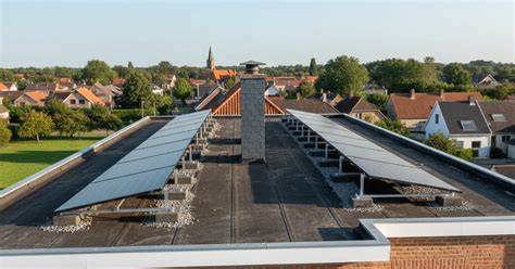 Diagram van oost-west vs zuid-opstelling op plat en schuin dak
