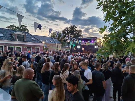 Beelden van festiviteiten op dakniveau tijdens een bouwproject