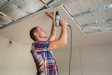 Visual: Geluidsdempende plafondlagen (verlaagd plafond + dempers)
