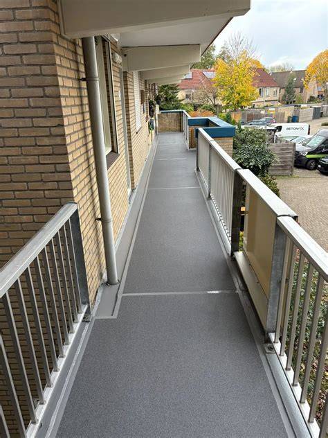 Overlay-coating systeem voor balkons: antislip oppervlak en waterdichte deklaag