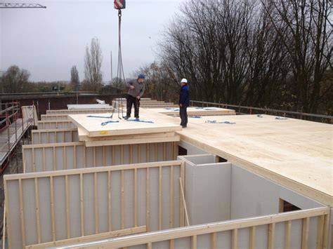 Foto: Montage van geprefabriceerde houten gevel- en vloer elementen op locatie