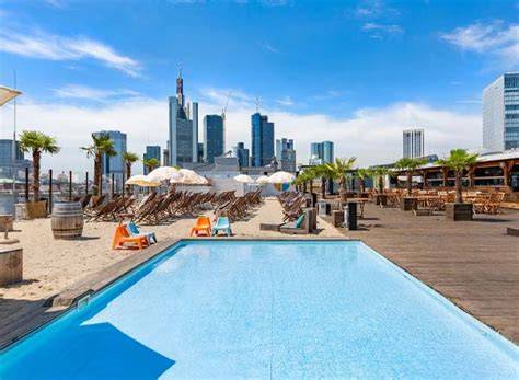 Impressie van CityBeach Frankfurt met kunstmatig zand en ligbedden