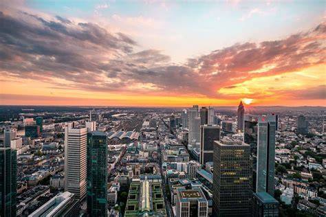Skylinelaanzicht bij zonsondergang boven Frankfurt