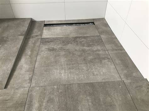 Voorbeeld van douchehoek met lage dorpel en drainpositie